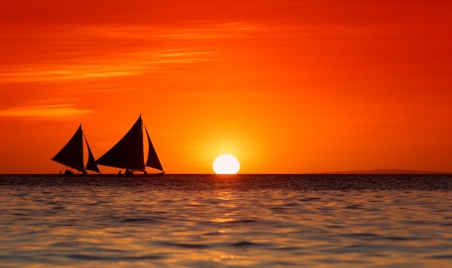 보라카이 화이트 비치 선셋 세일링 보트