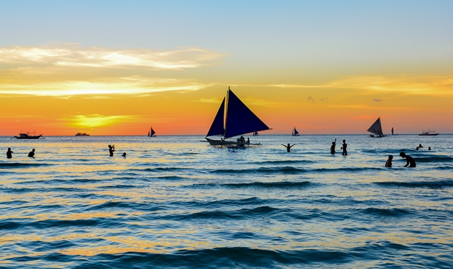 보라카이 화이트 비치 선셋 세일링 보트