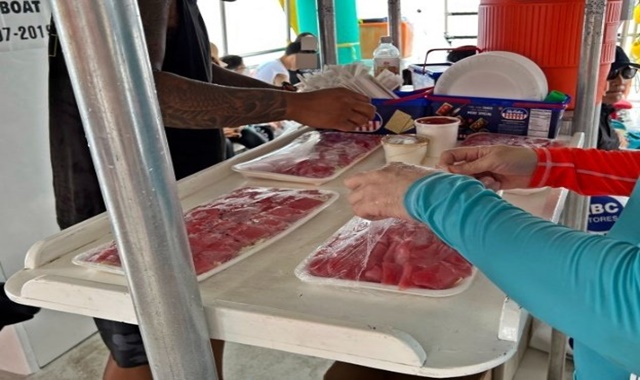 괌 돌핀크루즈 & 스노클링 투어 - 바다 낚시, 참치회, 맥주 그리고 간식