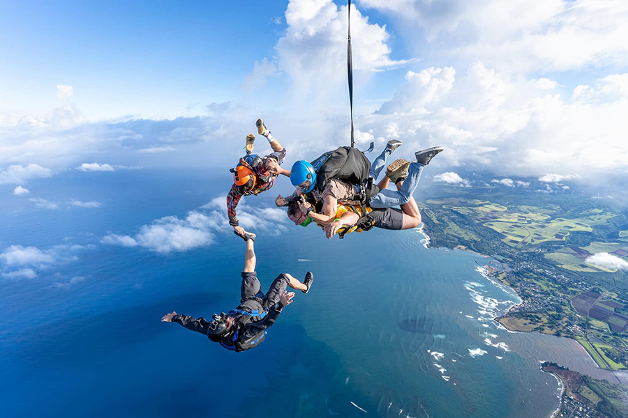 Hawaii: North Shore Tandem Skydive Experience (14,000ft)