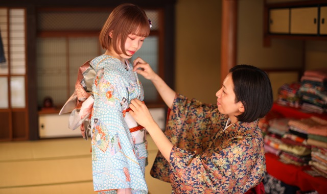 Hiroshima Okeiko Japan Miyajima Kimono Rental