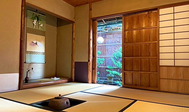Kyoto Tondaya: Traditional House Tour, Kimono Experience & Tea Ceremony