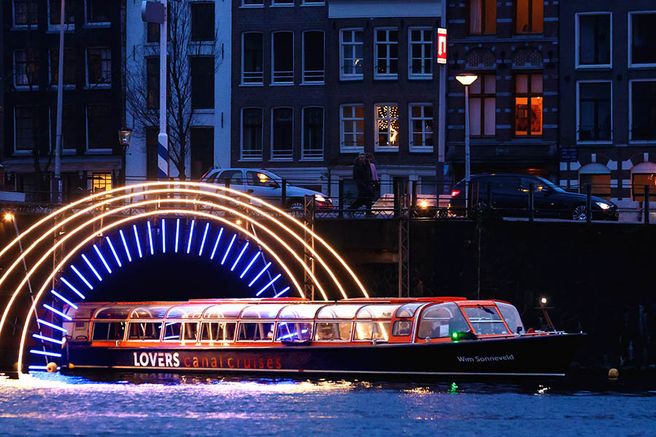 Amsterdam: Lovers Night Canal Cruise (Departure from Central Station)