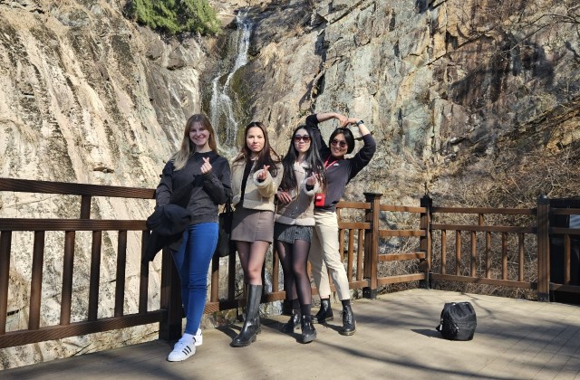 서울 출발: 외국인 친구와 함께 떠나는 DMZ & 감악산 출렁다리 투어