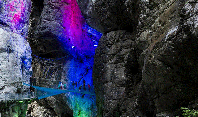 インターラーケン グリンデルワルト グレッシャーキャニオン トレッキングツアー