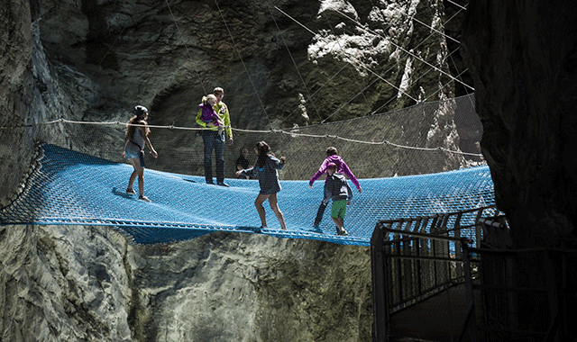 インターラーケン グリンデルワルト グレッシャーキャニオン トレッキングツアー