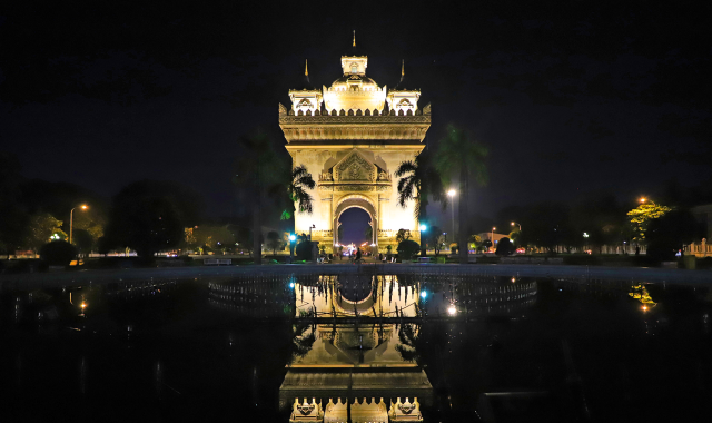 비엔티안 트래블라오 나이트 시티투어 (탓루앙+빠뚜싸이+팍슨몰)