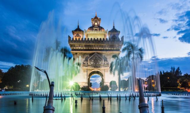 비엔티안 트래블라오 나이트 시티투어 (탓루앙+빠뚜싸이+팍슨몰)