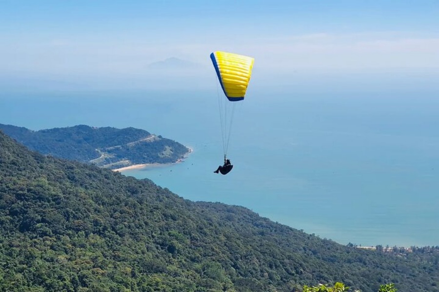 Da Nang Son Tra Peninsula Paragliding