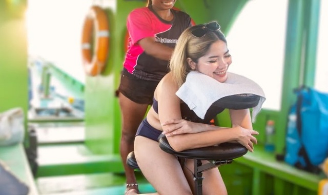 ボラカイ・サンセットセーリングクルーズ(カヤック＆パドルボード、人魚体験付き)