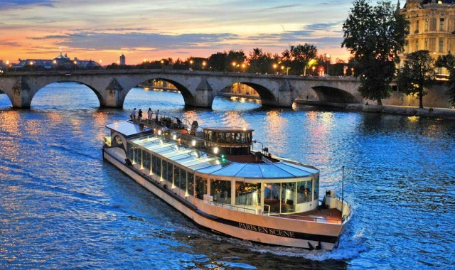 パリ・セーヌ川クルーズと共にするプライベートウォーキングツアー