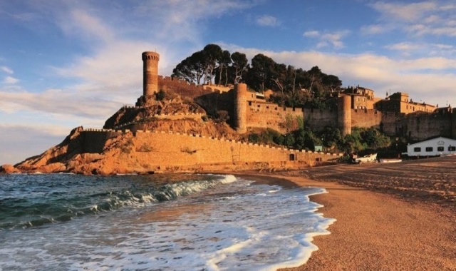 [후니또] 바르셀로나 출/도착: 지로나 & 또사데마르 전용 차량 단독 투어