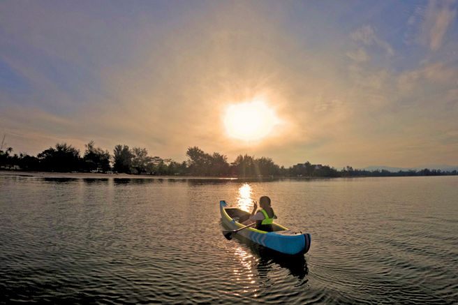 Kota Kinabalu Tanjung Aru Beach Sunset Kayak Experience (WAUG Exclusive)