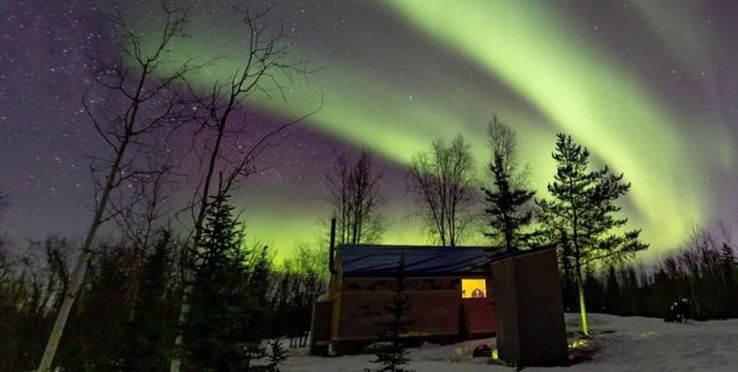 Yellowknife: Aurora & Cabin Tour (with Dinner, Pickup & Drop-off)