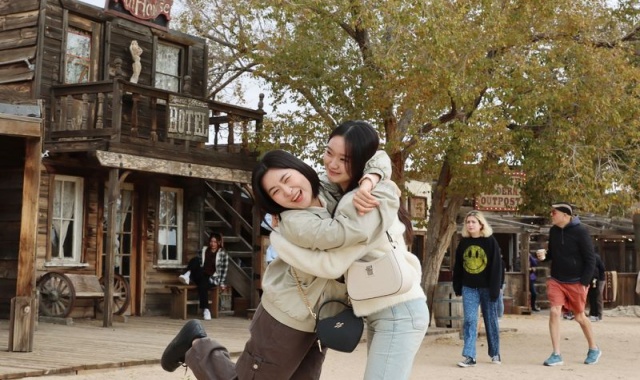 [LA사랑방] LA 출발: 조슈아트리 & 아울렛 & 별밤 일일 단독 투어 (BBQ / 픽업 & 샌딩 포함)