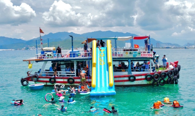 나트랑 플로팅 바 보트 파티 호핑 투어