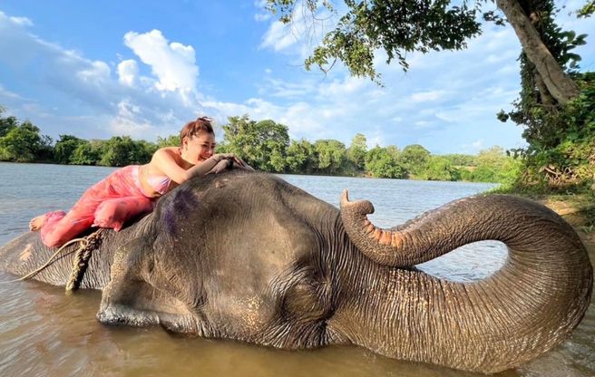 Kanchanaburi Elephant Bathing & Bamboo Rafting Day Tour from Bangkok