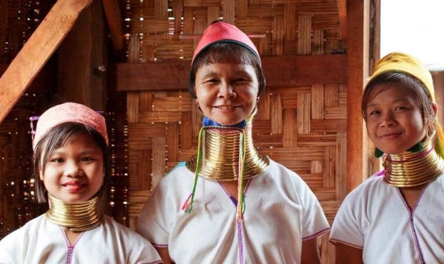 치앙마이 힐 트라이브 롱 넥 빌리지 & 왓 파랏 반일 투어 (코끼리 먹이 주기 체험 선택 가능)