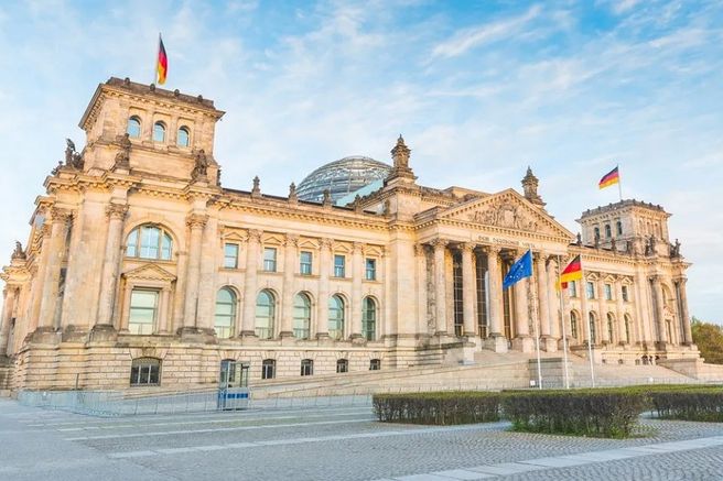 Berlin Reichstag, Dome & Government District Tour