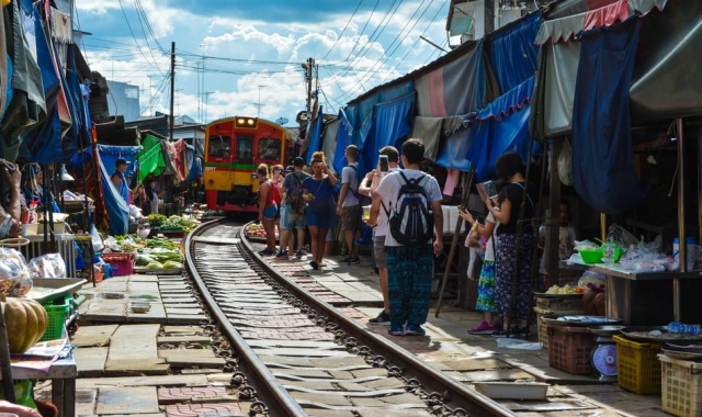Bangkok Damnoen Saduak Floating Market & Maeklong Railway Market Private Tour (Hotel Pickup & Drop-off)
