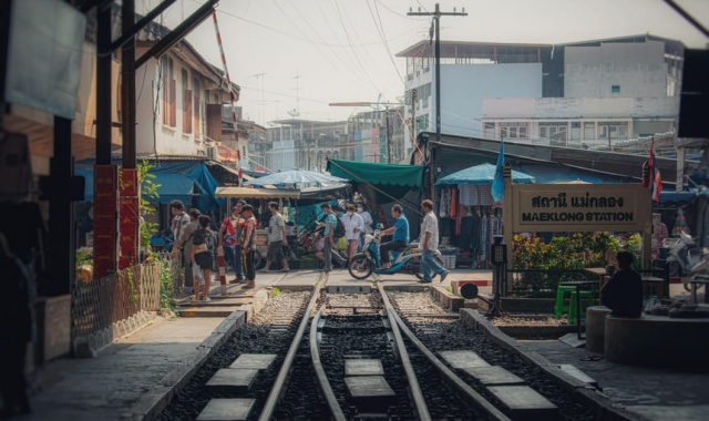Bangkok Damnoen Saduak Floating Market & Maeklong Railway Market Private Tour (Hotel Pickup & Drop-off)