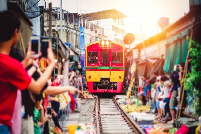 バンコク ダムヌンサドゥアック水上マーケット & メークロン鉄道市場 プライベートツアー (WAUG限定)