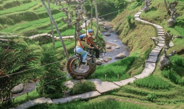 발리 알라스하룸 & 크레티야 투어 (발리 스윙, 점심 식사 포함)