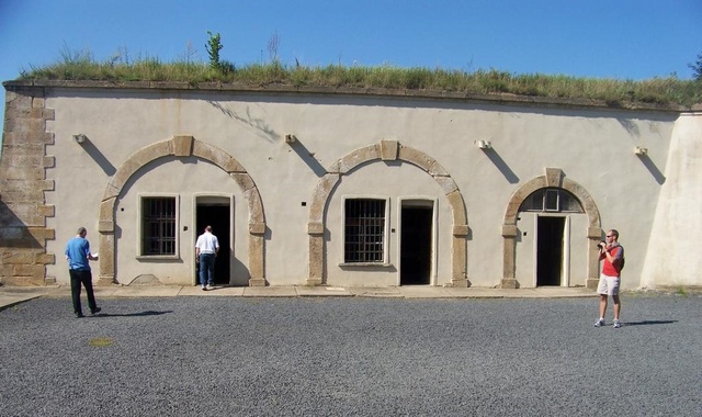 プラハ・テレジーン半日ガイドウォーキングツアー（チケット・車両・オーディオガイド含む）