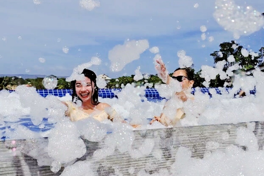 Boracay: Foam Party Hopping Tour