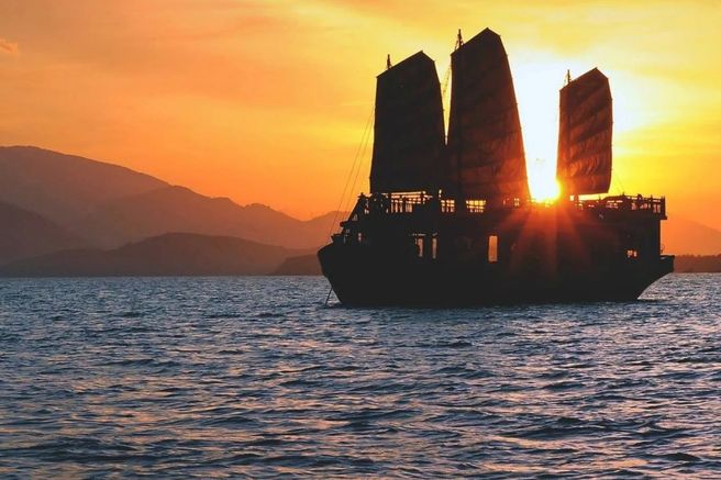 나트랑 황제 엠퍼러 선셋 & 디너 크루즈