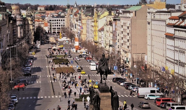 プラハ・シティウォーキング日帰りツアー（天文時計入場付き）