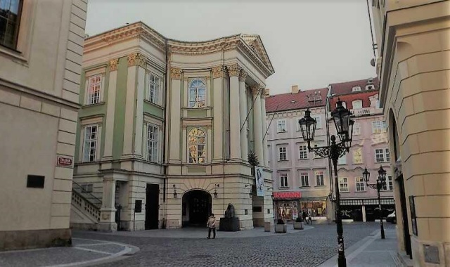 プラハ・シティウォーキング日帰りツアー（天文時計入場付き）