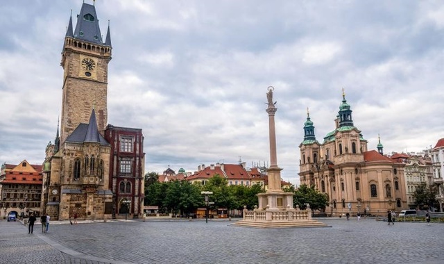 プラハ旧市街 & プラハ城ウォーキングツアー (トラム付き)