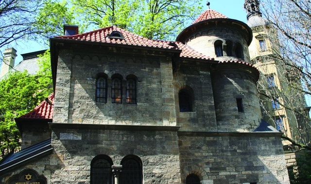 プラハ・歴史と伝統料理ツアー（クルーズ付き）