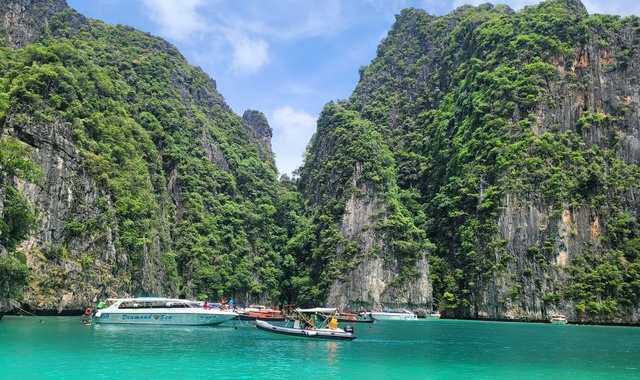 푸켓 피피섬 & 마야베이 & 필레라군 & 카이섬 일일 투어 (10시 출발)