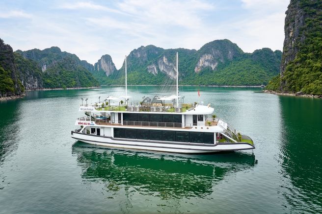Ha Long Bay: Cruise & Adventure Day Tour (from Hanoi / Ha Long)