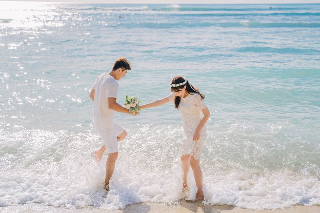 Hawaii: Kahala Beach Couple Photo Shoot by Anelani (90 Minutes)