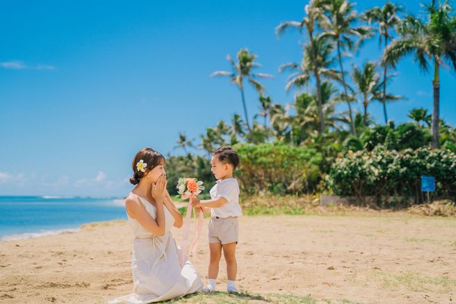Hawaii: Kahala Beach Family Photo Shoot by Anelani (90 Minutes)