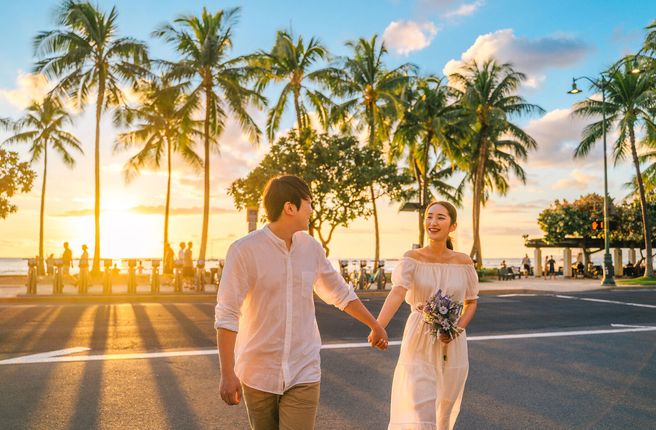 Waikiki Sunset Couple Snap Photos by Anelani (50 min)