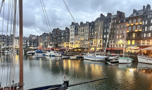 [파파윤투어] 수도원 내부 공인 가이드 몽생미셸 & 옹플뢰르 & 지베르니 투어 (10시 파리 도착)