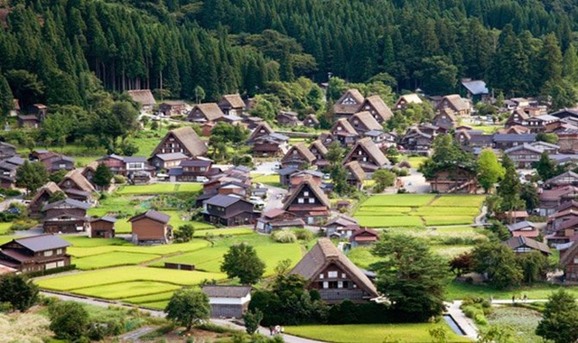 Shirakawa-go and Hida & Takayama Day Trip from Nagoya Station