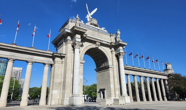 토론토 공항과 시내 픽업 & 샌딩 서비스