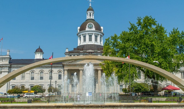 토론토 공항 - 킹스턴/퀸즈 대학교 픽업 & 샌딩 서비스