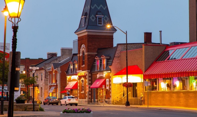 토론토 공항 - 킹스턴/퀸즈 대학교 픽업 & 샌딩 서비스