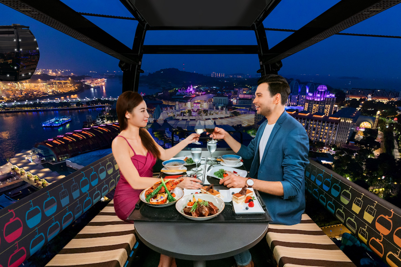 Singapore Cable Car Sky Dining: Champagne or Beer Cabin