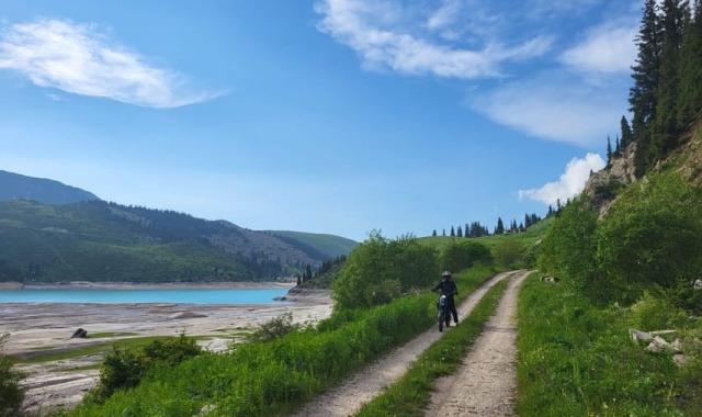 Big Almaty Lake Tour - To Almaarasan Hot Springs via Car / Hike Tour