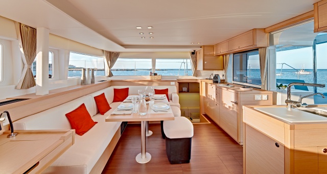 フーコックで楽しむ豪華カタマランヨットツアー