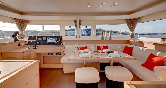 フーコックで楽しむ豪華カタマランヨットツアー