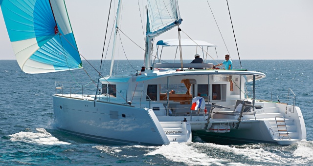 フーコックで楽しむ豪華カタマランヨットツアー