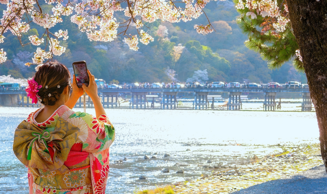 [外国人専用][アイトリップ] 大阪発: 京都日帰りツアー (伏見稲荷神社、嵐山、金閣寺、清水寺)